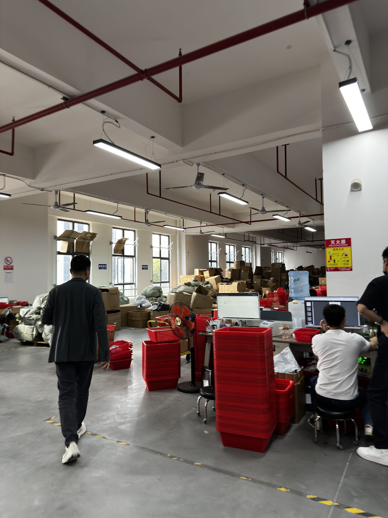 Visitamos tres fábricas para el mismo ventilador de techo: por qué elegimos una y descartamos dos